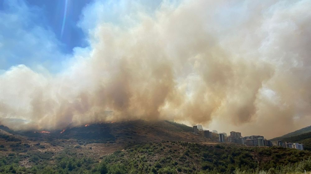 İzmir Yamanlar Dağı yangını yerleşim yerlerine yaklaştı, Duman şehri kapladı