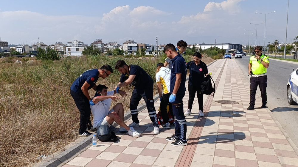 Kaldırıma çarpan motosikletteki iki kişi yaralandı, ilk müdahaleyi o sırada motosikleti ile yoldan geçen sağlık çalışanı yaptı