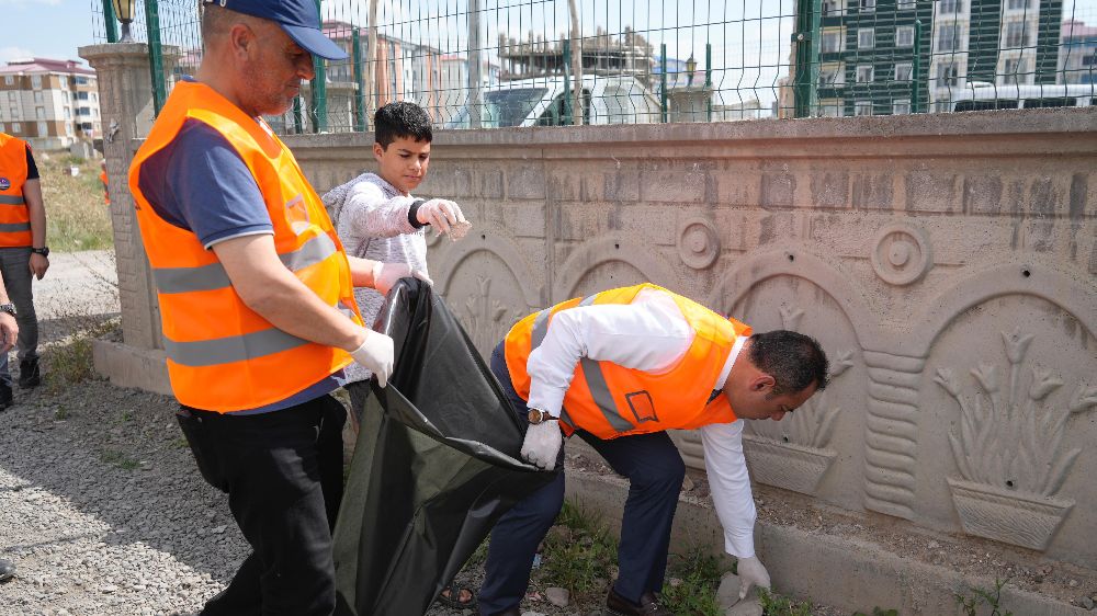 Kars Belediye Başkanı Öteken Senger çevre temizliğine dahil oldu