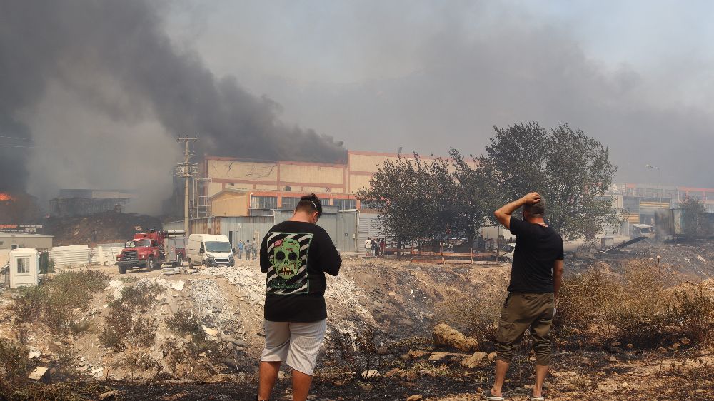 Karşıyaka'da başlayan orman yangını yerleşim alanlarına ulaştı