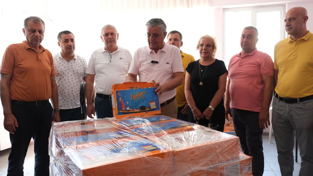 Kemer Belediye Başkanı Necati Topaloğlun'dan Öğrenciler Kırtasiye Yardımı