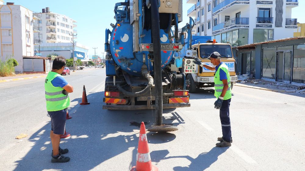 Kepez'de kanalizasyon hatları tek tek temizleniyor