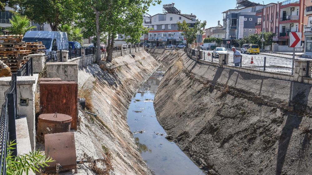 Kepez’de su kanalı temizliğine başlandı