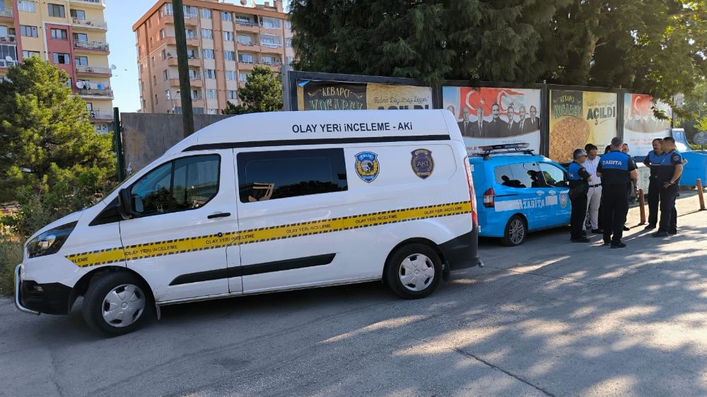 Kimliği belirsiz kişiler Odunpazarı Belediyesi zabıta araçlarına saldırdılar