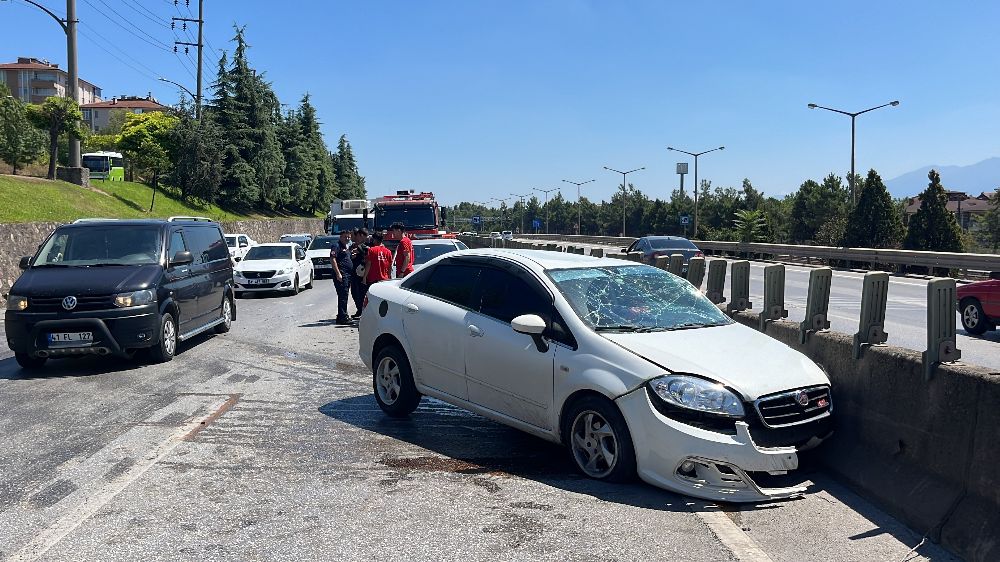 Kocaeli'de direksiyon hakimiyetini kaybeden sürücü refüje çarptı, 3 kişi yaralı