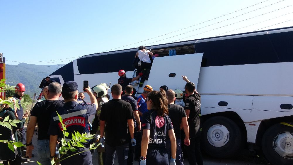  Kocaeli'nde otobüs yan yattı 43 kişi operasyonla kurtarıldı 