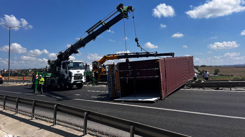 Kontrolden çıkan tır bariyerlere çarparak devrildi