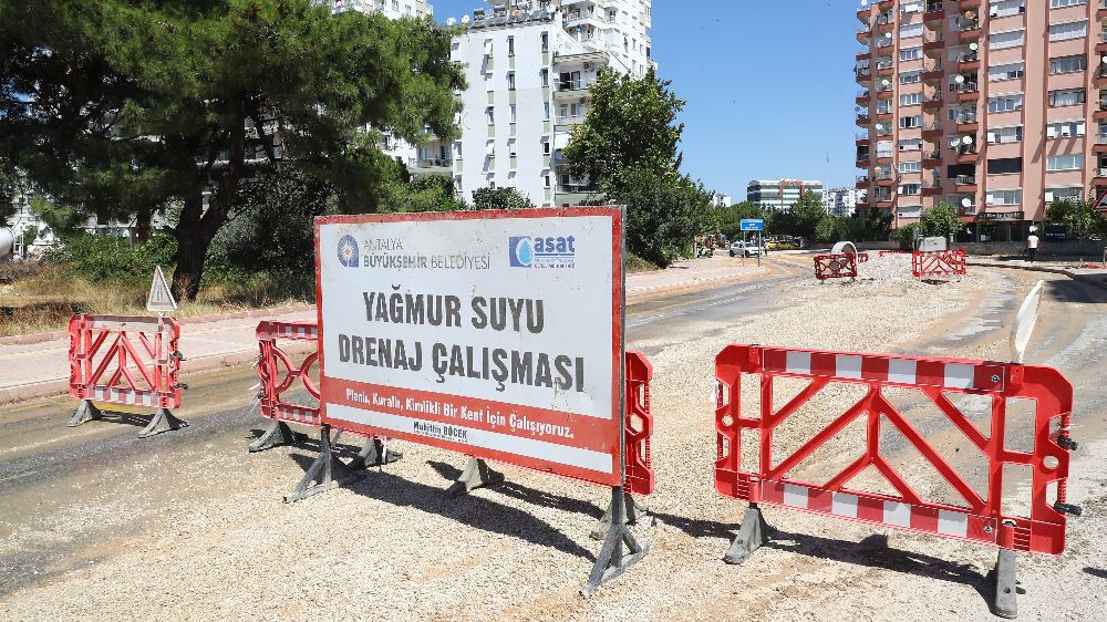 Konyaaltı'ndaki 1420 metrelik yağmur suyu drenaj hattı çalışmaları devam ediyor