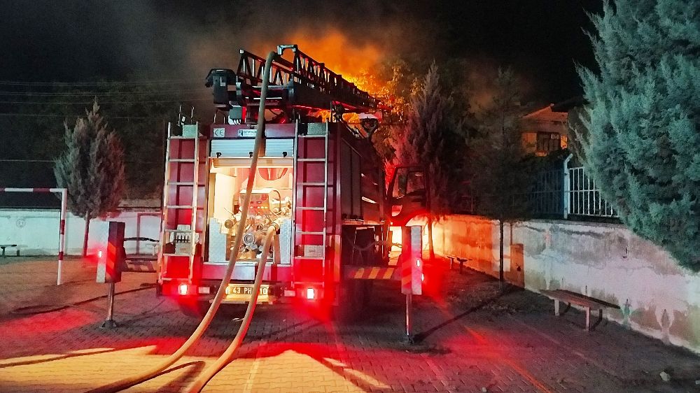 Kütahya'da ev yangını; ekiplerin zamanında müdahalesi yangını büyümeden söndürdü