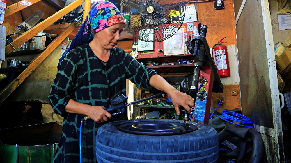 Lastiklerini yaptırmak için dükkana gelen sürücüler, tamircinin kadın olduğunu görünce şaşkınlığını gizleyemiyor