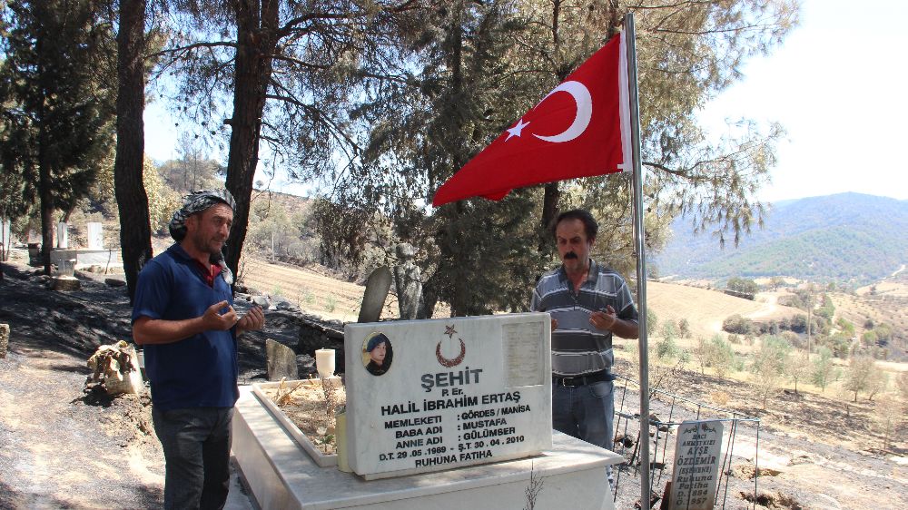 Manisa'da çıkan yangın mezarlığa sıçradı şehit mezarına hiç bir şey olmadı 