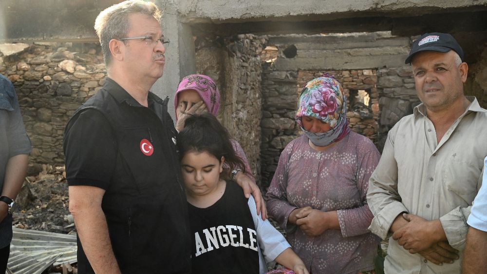 Manisa Valisi Enver Ünlü yangından etkilenen bölgelere ziyarette bulundu