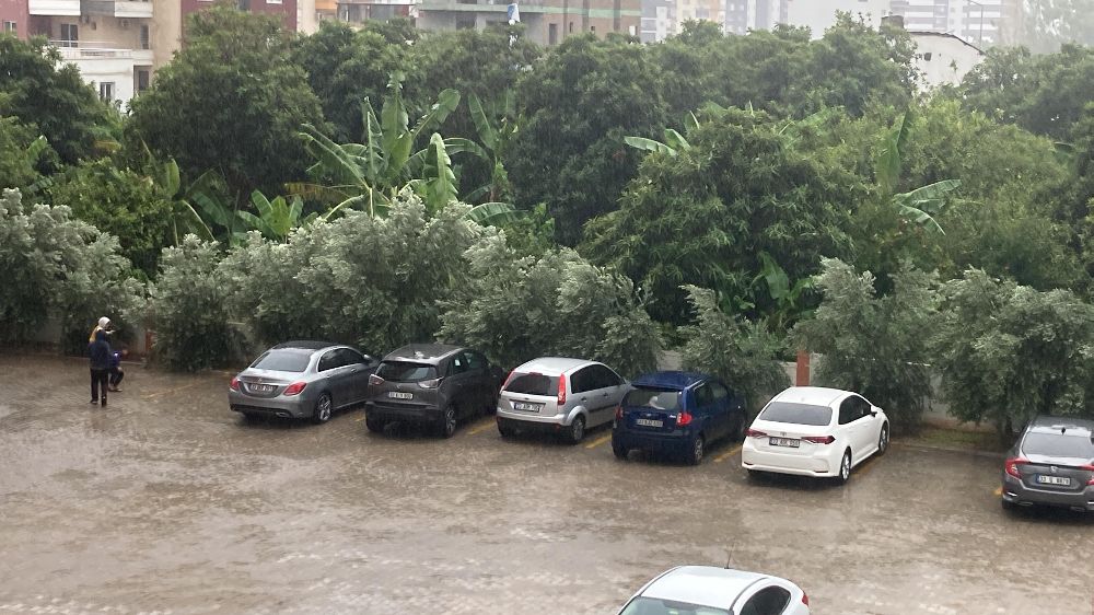 Mersin'de sağanak yağış etkisini gösterdi