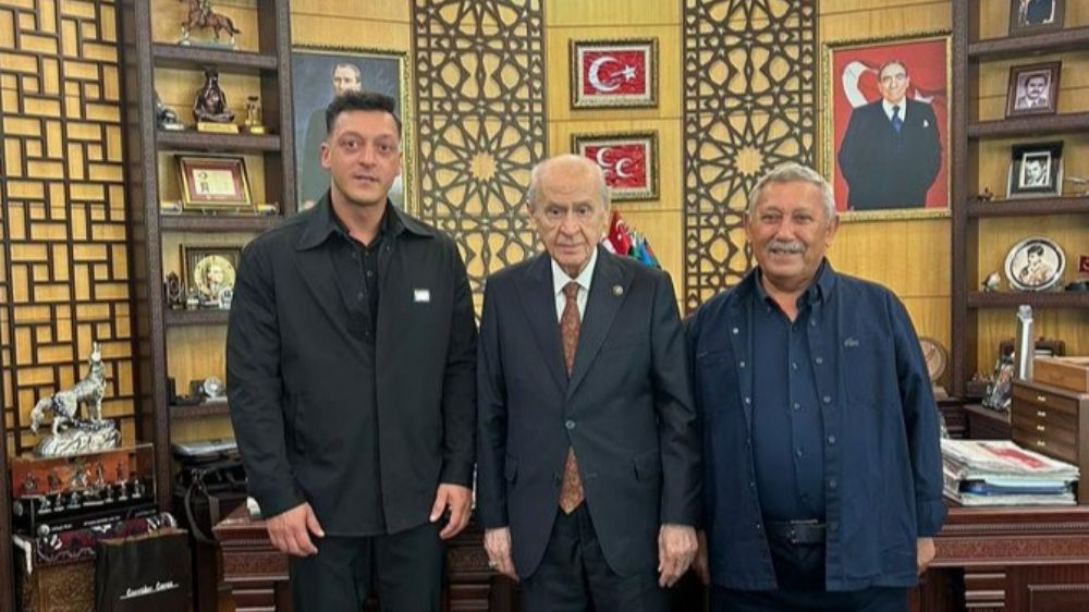 Mesut Özil, Devlet Bahçeli'yle bir araya geldi