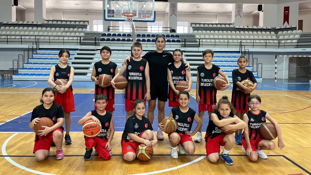 Milli Basketbolcu Manolya Kurtulmuş Turgutlu Belediyespor’u ziyaret etti