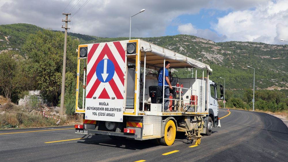 Muğla Büyükşehir Belediyesi  yol çalışmalarını devam ettiriyor