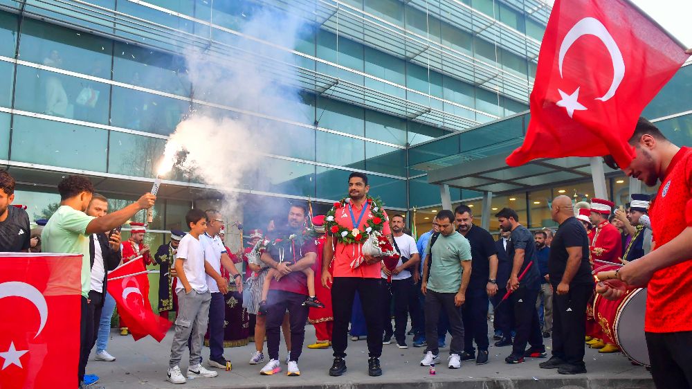 Olimpiyat üçüncüsü Talha Akgül'e Başkentte coşkulu karşılama