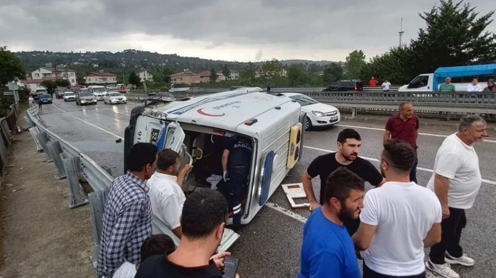 Ordu’da kaza; yan yatan ambulansta 4 kişi yaralandı 