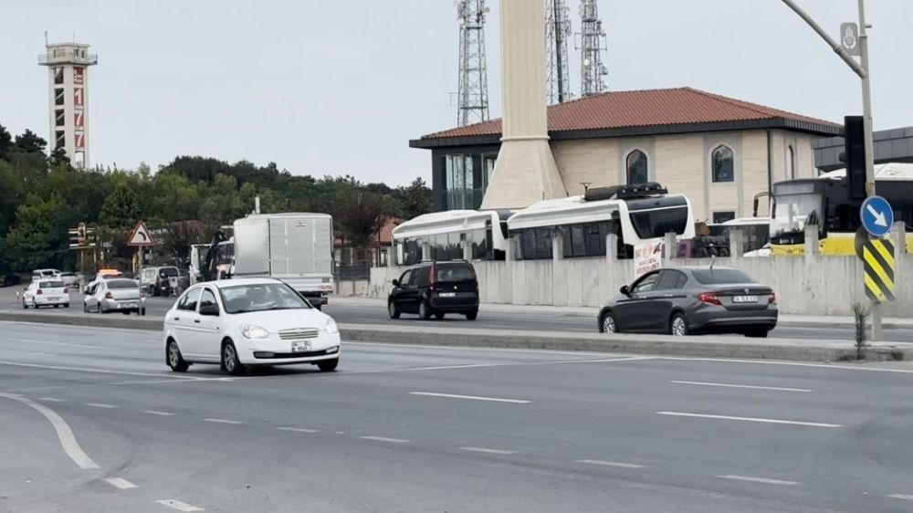 Otomobil sürücüsü kendine yol vermeyen kamyon sürücüsüne silahla saldırdı