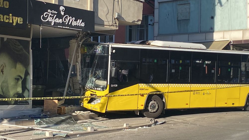 Pendik’te Kontrolden Çıkan İETT Otobüsü Kuaför Salonuna Girdi: 6 Yaralı