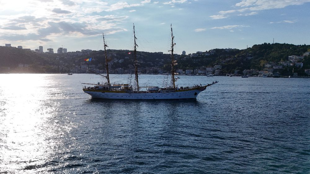 Romanya donanmasının yelkenli eğitim gemisi İstanbul boğazından geçti