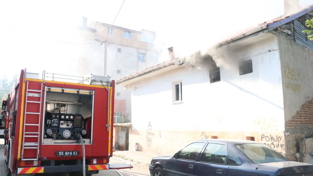 Samsun'da ev yangını; 1 kişi dumandan etkilendi