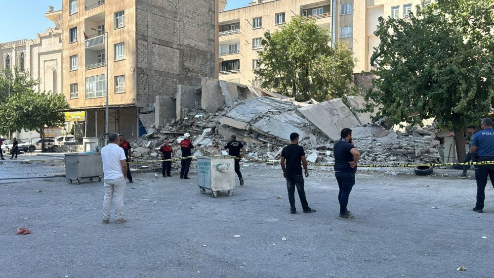 Şanlıurfa'da yıkım esnasında bina iş makinesinin üzerine yıkıldı 