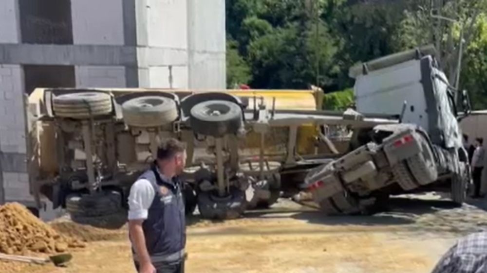 Sarıyer’de yan yatan bir kamyonun altında kalan işçi hayatını kaybetti