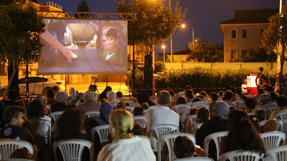 Serdivan Belediyesi açık hava sinema gösterimleri ile yaz boyunca hizmet veriyor