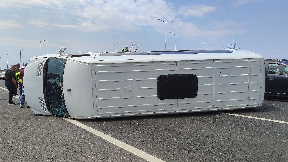 Servis Minibüsü Kazaya Karıştı: Şoför Yaralanmadan Kurtuldu