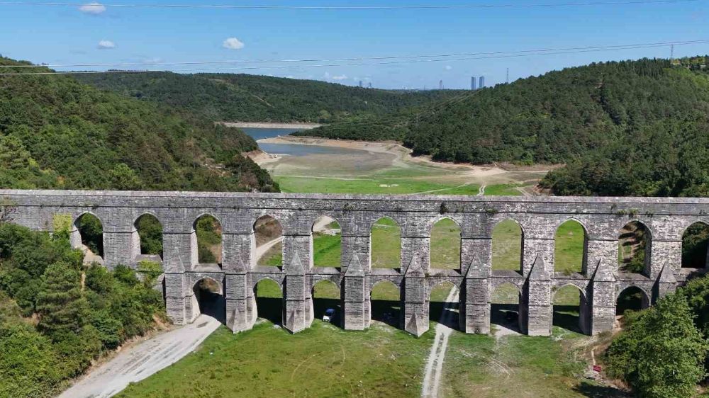 Sıcak havaların etkisiyle kuruyan barajlar piknik alanına dönüştü