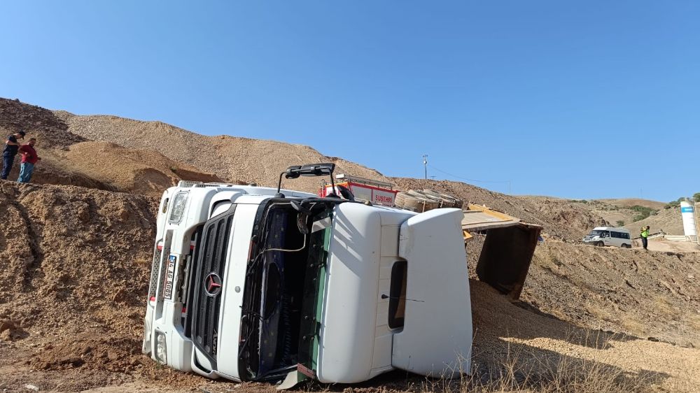 Sivas'ta kontrol kaybeden kamyon devrildi sürücü hayatını kaybetti