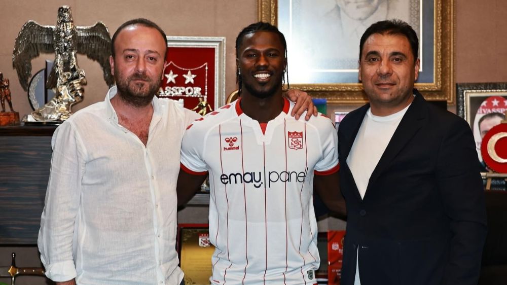 Sivasspor sahasını kuvvetlendirmeye devam ediyor