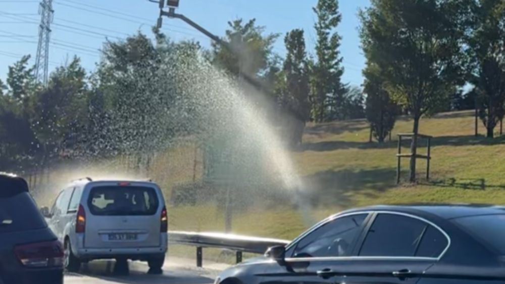 Sulama sistemi arızası E-6'da trafiği kitledi, sürücüler araçlarını yıkamaya başladı