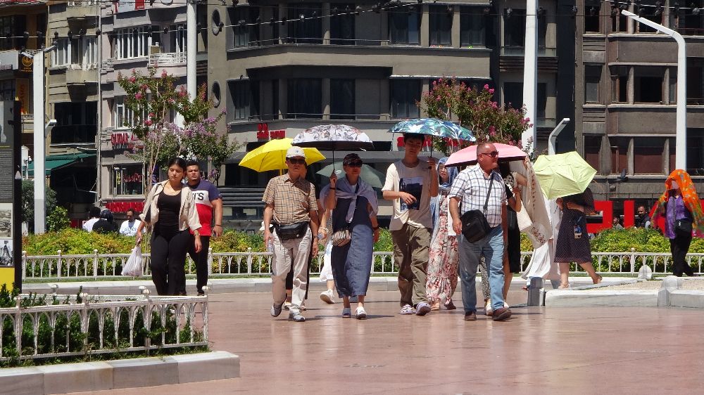 Taksim Meydanı’nda Sıcak Hava Turistleri Bunalttı