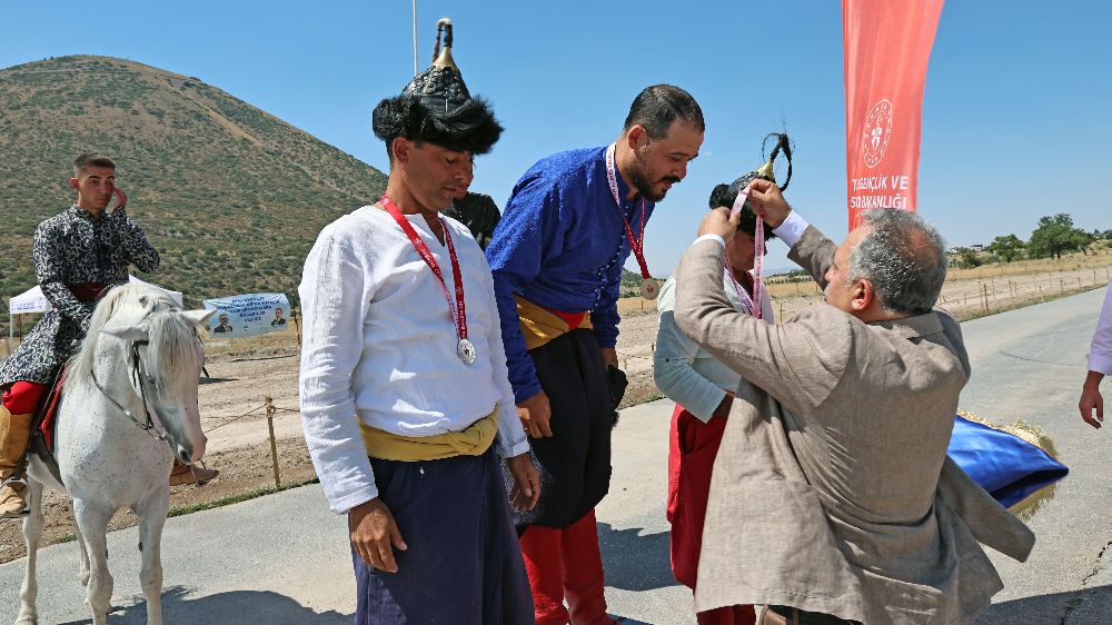 Talas Belediye Başkanı Mustafa Yalçın dereceye giren sporculara ödüllerini verdi