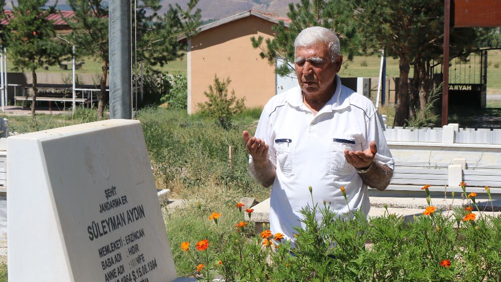 Terör örgütü PKK'nın ilk şehit ettiği askerin mezarına abisinden ziyaret 