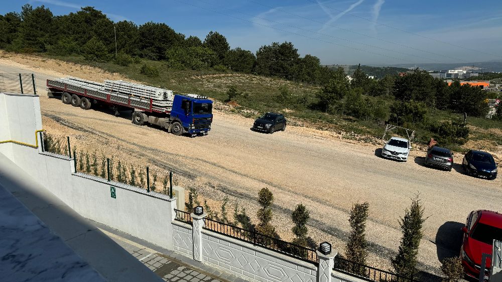  Tozu dumana katan tırlar, kamyonlar ve ağır vasıta araçlar bu yolu kullanması muhtemel bir tehlikeye davetiye çıkarıyor