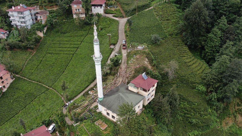 Trabzon'da cami çevresi temizlendi 