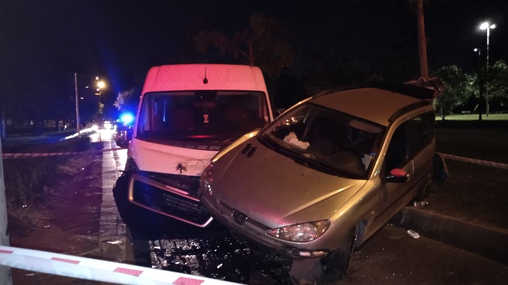 Trafik ışkılarında bekleyen okul servisine otomobil çarptı: 2 Yaralı