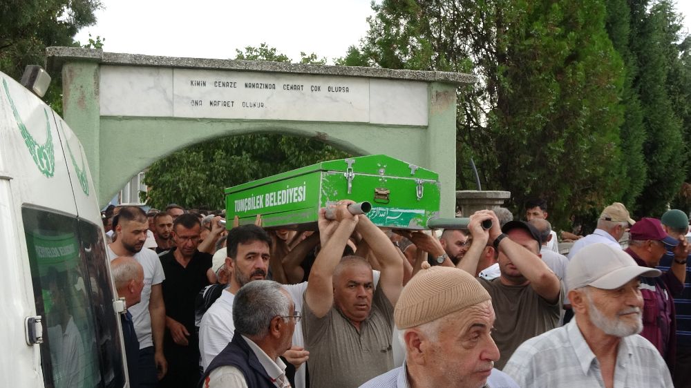 Trafik kazası sonucu hayatını kaybeden gence göz yaşları içerisinde veda 