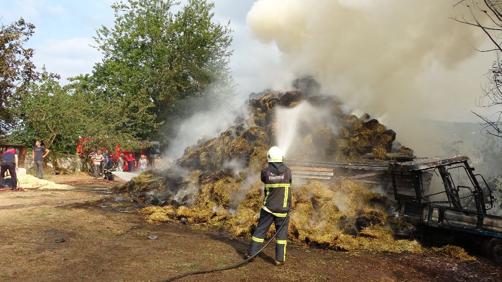 Yangında 100 ton saman, bir kamyonet, tarım aracı ve traktör römorku kullanılamaz hale geldi