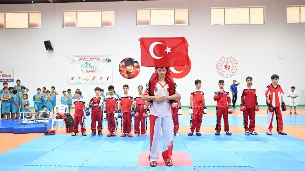 Yeşilyurt Yaz Spor Okulları'nda binlerce sporcuya eğitim verildi