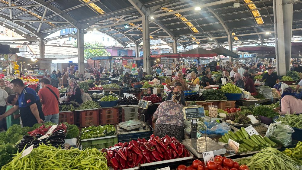 Zonguldak'ta halk pazarında fiyatların uygun olması ilgiyi artırdı