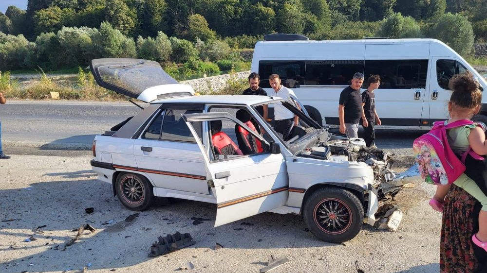 Zonguldak'ta kaza araçlar kafa kaya çarpıştı