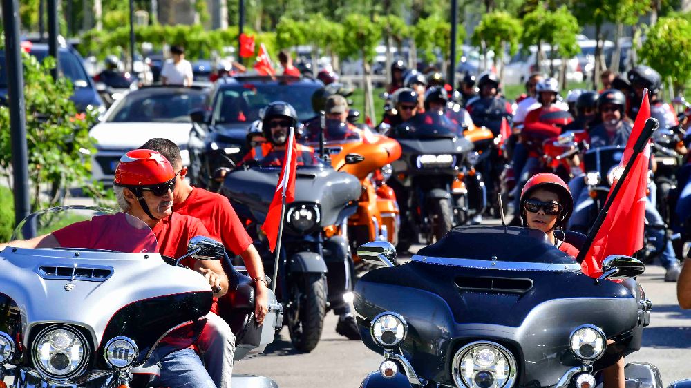  350 motosiklet tutkunu gaziler için beraber turladı