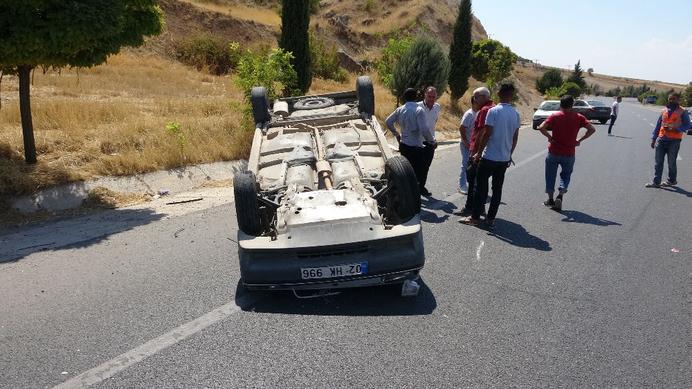 Adıyaman'da kaza otomobil takla attı