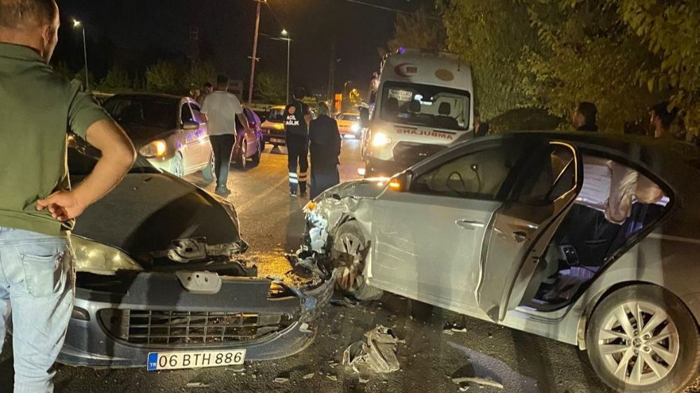 Adıyaman'da trafik kazası 3 yaralı! Otomobiller kafa kafaya çarpıştı