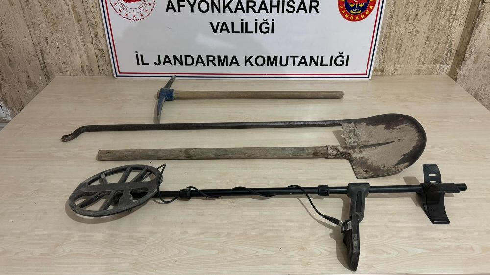 Afyon'da defineciler jandarmadan kaçamadı