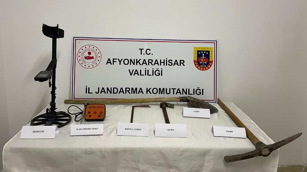 Afyon'da jandarma ekipleri definecileri yakaladı